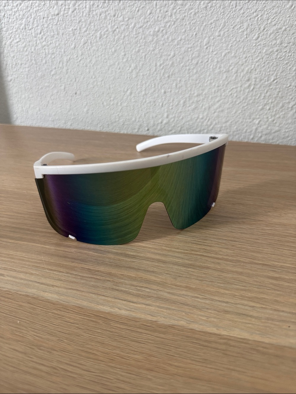 White Frame Mirrored Lens Sports Sunglasses